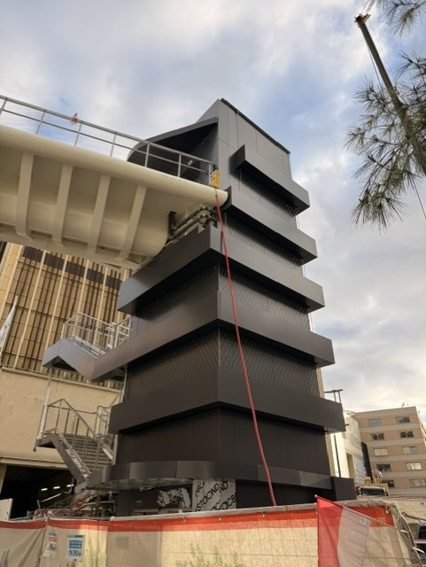 Passerelle de Fontvieille habillée en bardage Alucobond gris anthracite par Indigo Azur