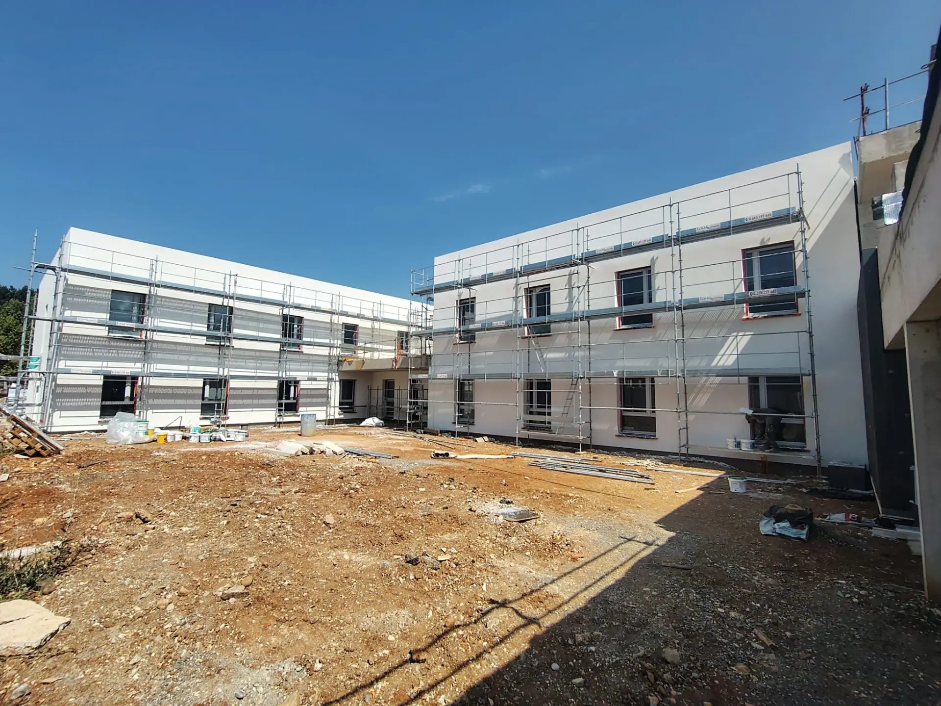 Façades de l'EHPAD Chabre en cours d'isolation thermique par l'extérieur, échafaudages en place