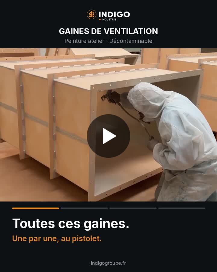 Gaines de ventilation en cours d'application de peinture décontaminable au pistolet dans l'atelier Indigo Industrie à Morières-lès-Avignon